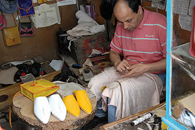 Hombre fabricando babuchas